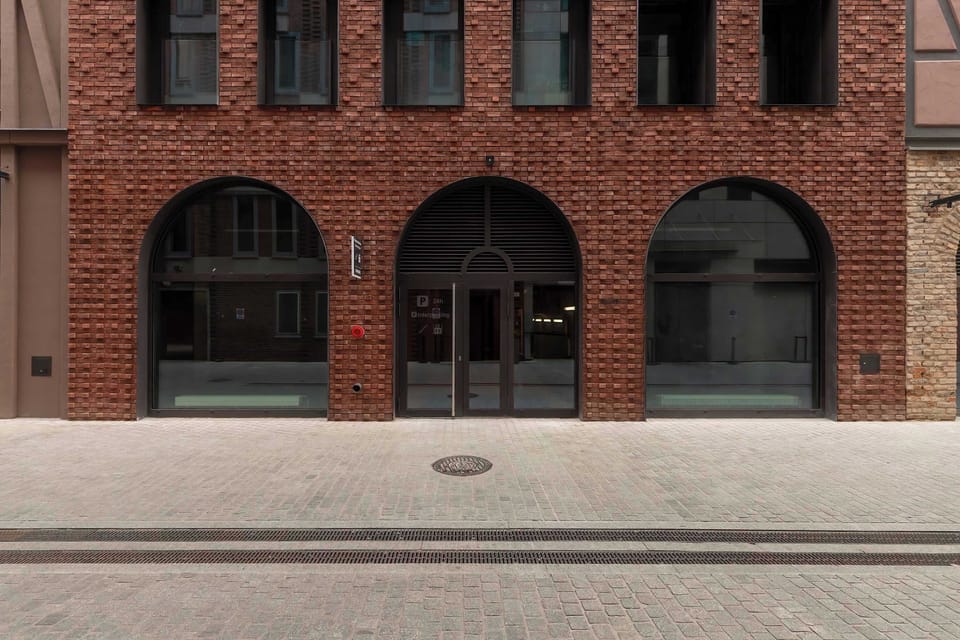 The brick façade of the building perfectly reflects the historic charm of the area and offers a stylish setting.