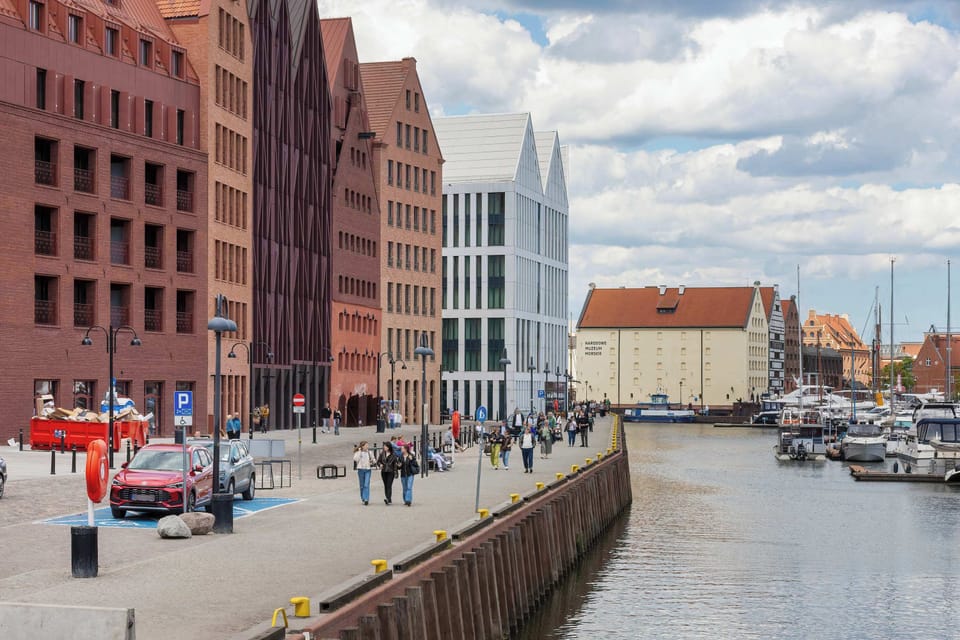 Just a short walk to the charming waterfront with cafés and brick buildings ensures lovely mornings and evenings.