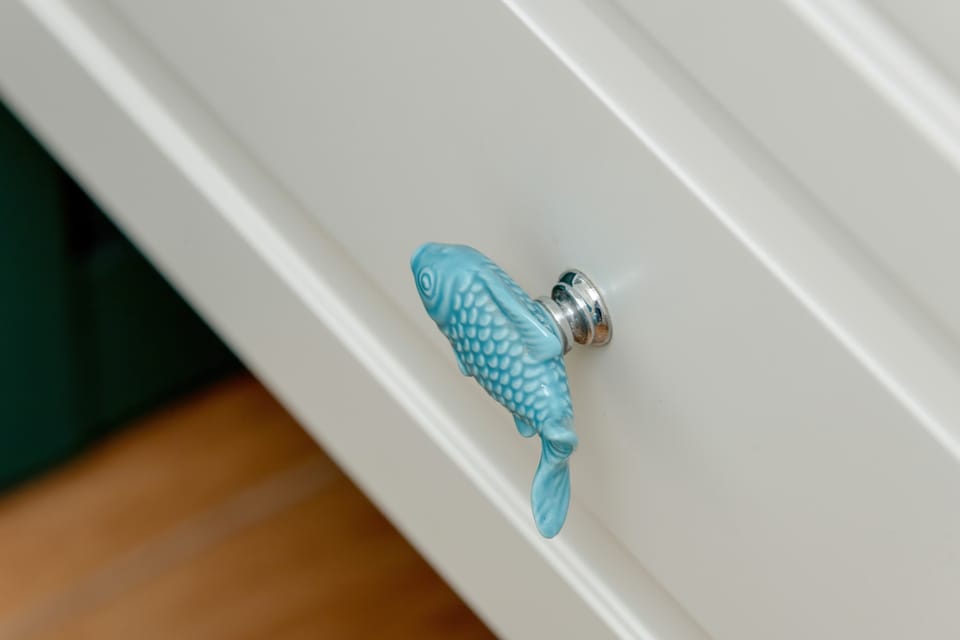 Decorative details / drawer handle.