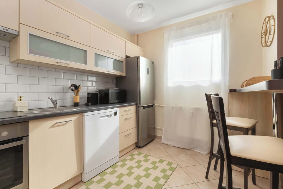 Modern, fully equipped kitchen.