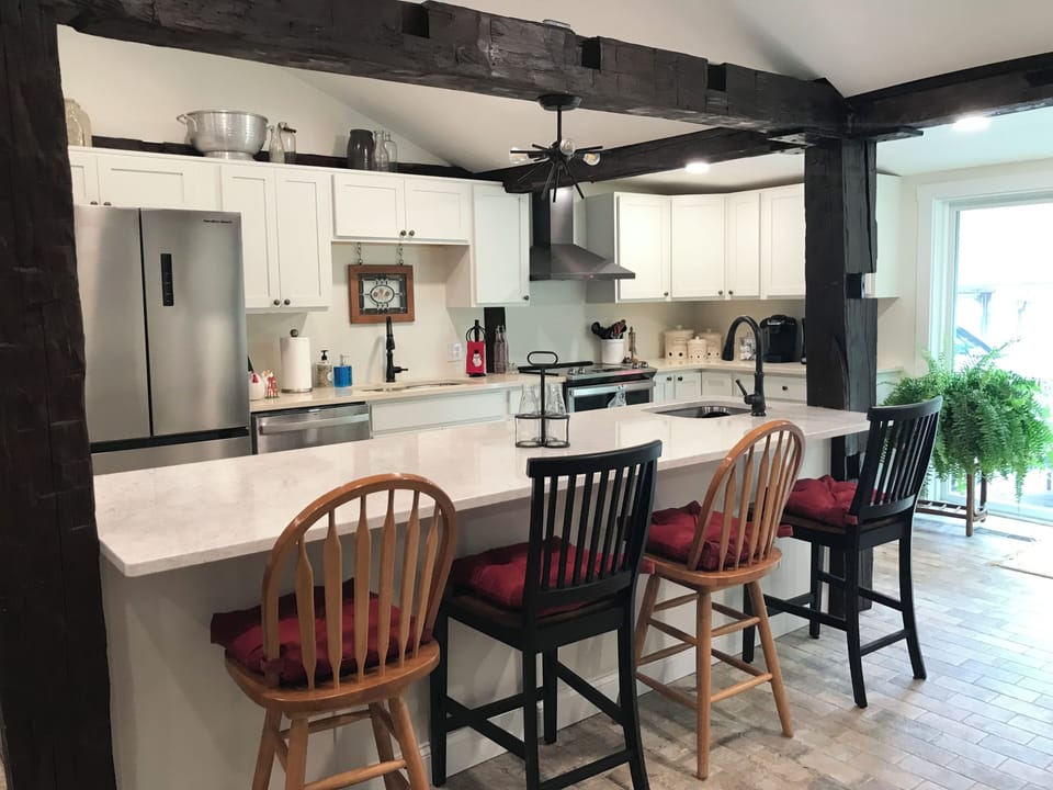 Lots of room to cook chat and enjoy your vacation or work trip.