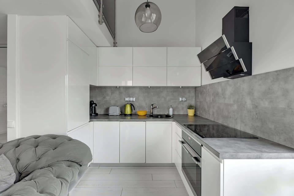 Modern and fully equipped kitchen with ample space for cooking and entertaining.