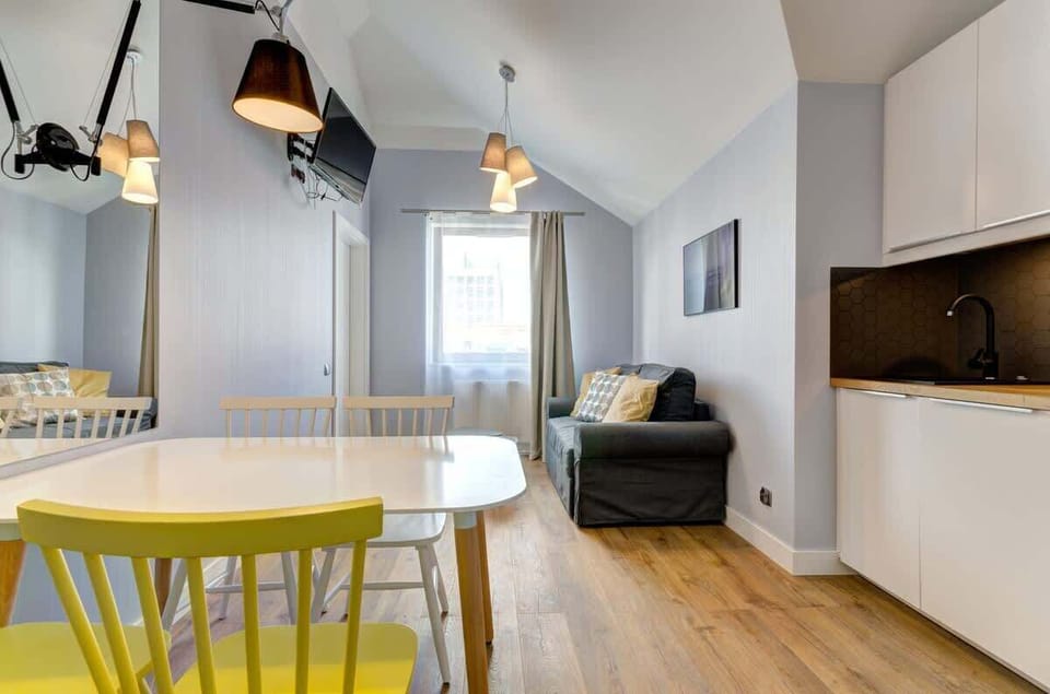 A large window in the living room lets in daylight, and guests can also enjoy cable TV. 