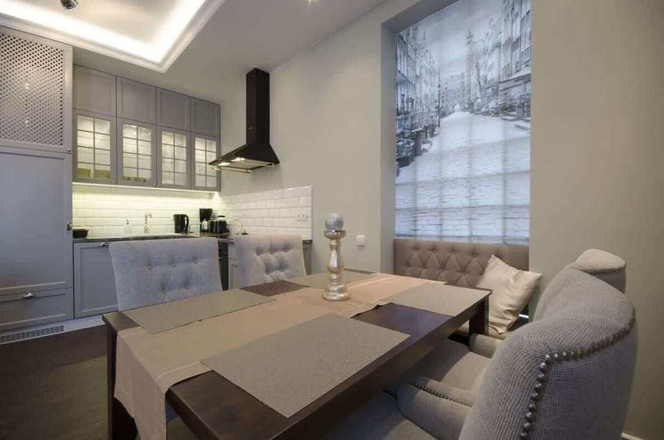 The kitchen is fully equipped – it features an induction cooktop, a retro-style oven, a dishwasher, a microwave, and a kettle.