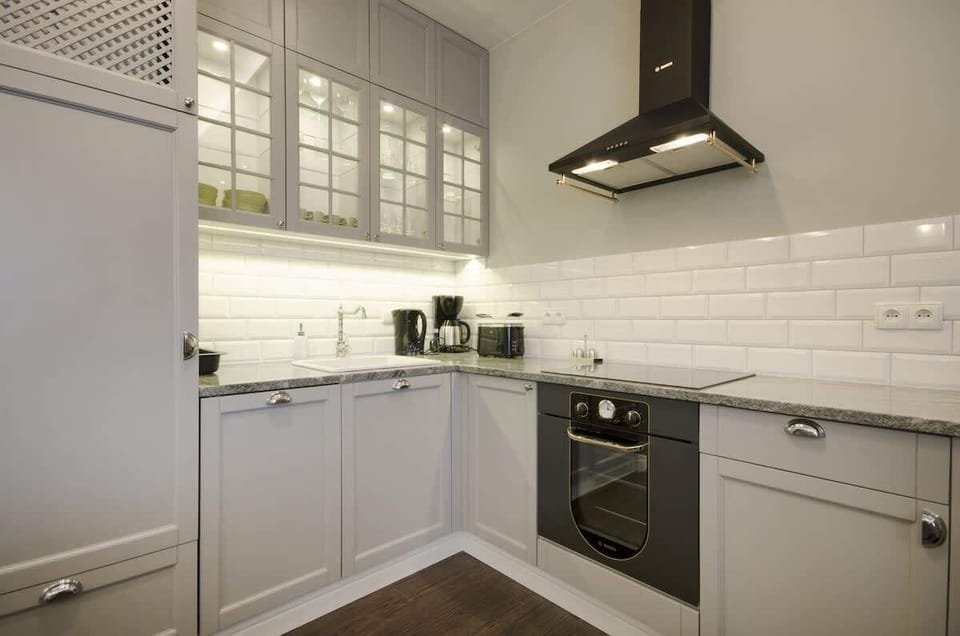 The kitchen is a real gem for lovers of style and functionality. Maintained in elegant gray, with cabinets of classic design and glazed fronts, it adds character and class to the room.
