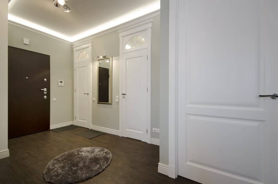 Subtle paintings in golden frames and gentle ceiling lighting give the room a luxurious character.
