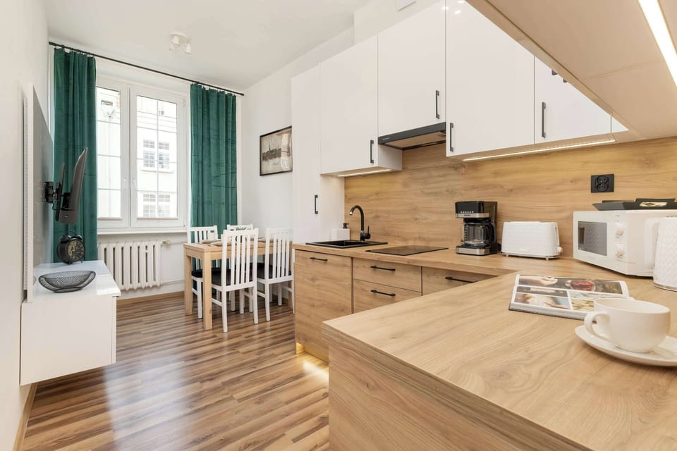 A spacious kitchen with functional equipment ensures that home-cooked meals can be prepared.