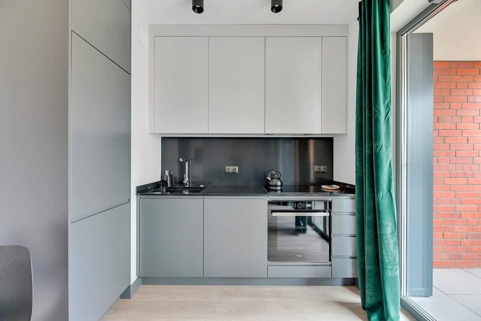 The modern and functional kitchenette has the necessary equipment for preparing meals.