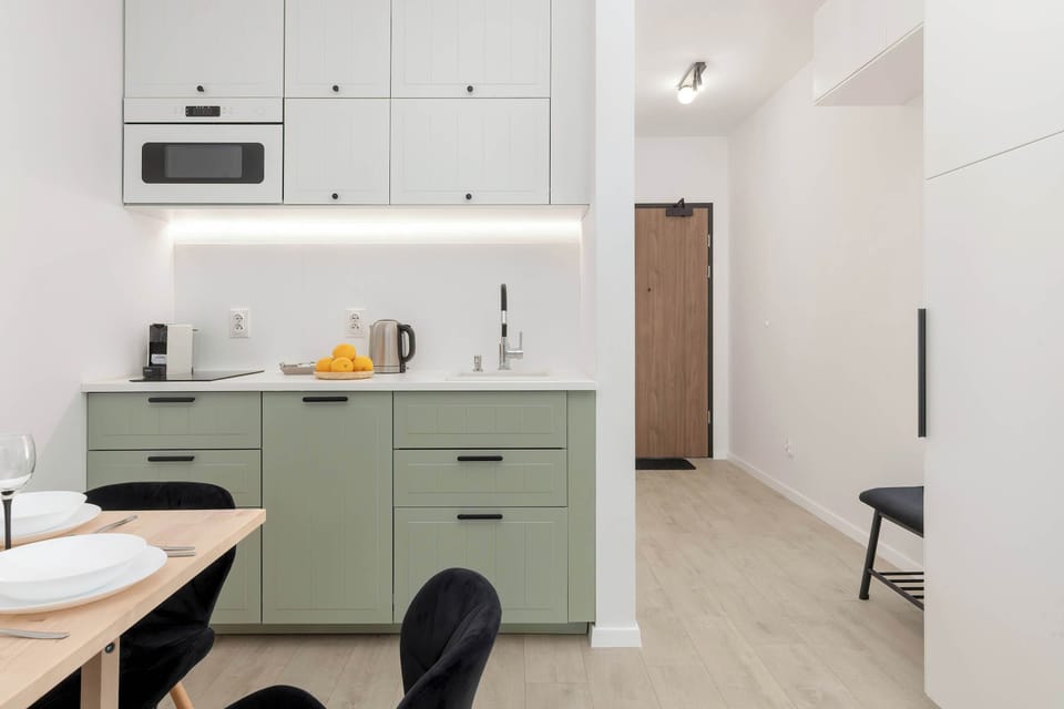 The entryway leads into the kitchen and living area, highlighting the functional, open layout of the space, perfect for a comfortable stay.