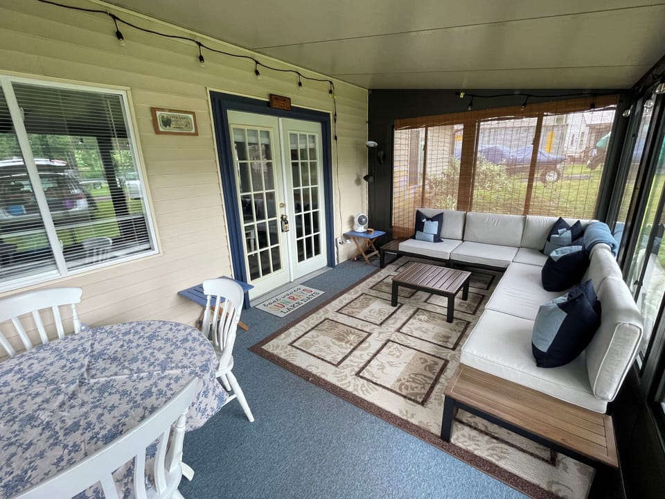 Screen porch