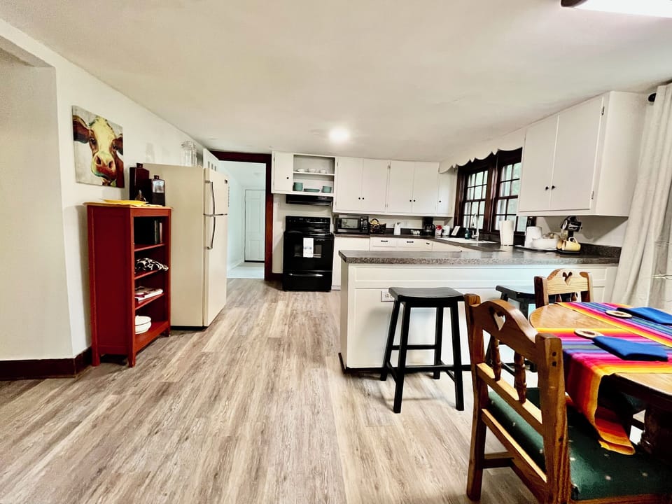 Spacious kitchen, bar and eating area