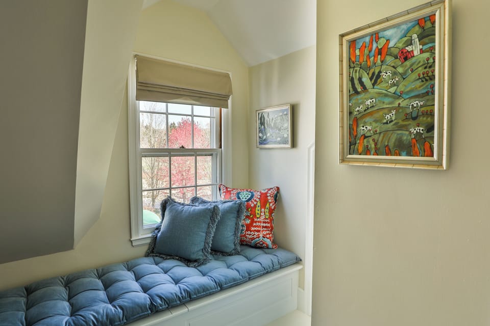 Bedroom with Queen size bed. Access to upper porch. 