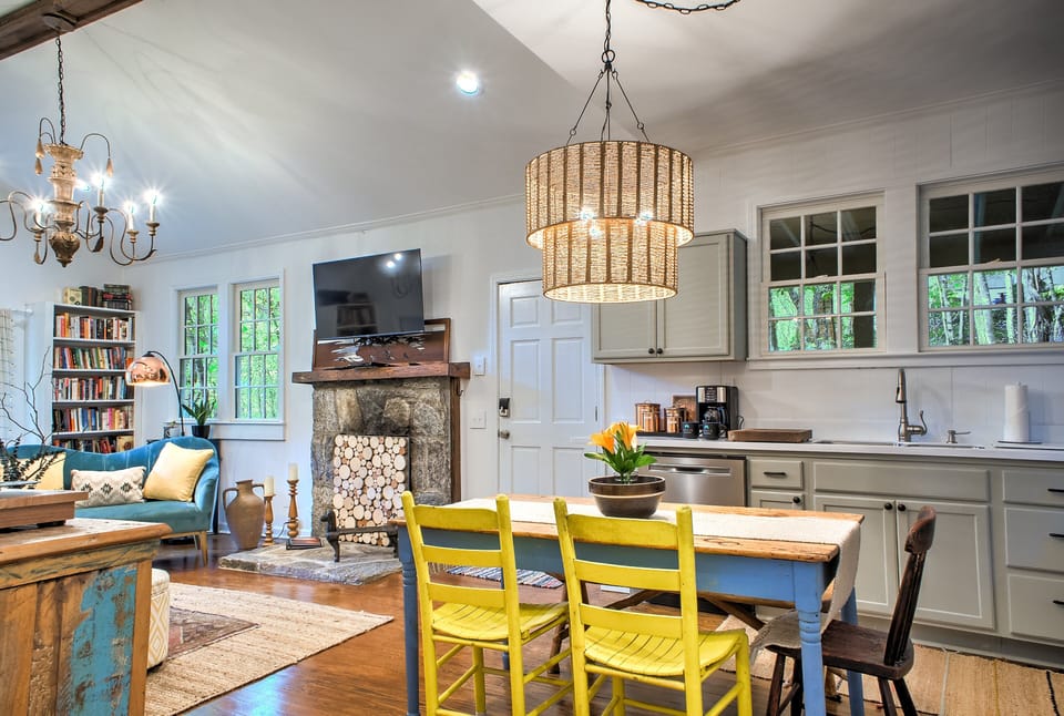 Fully Equipped Eat-In Kitchen