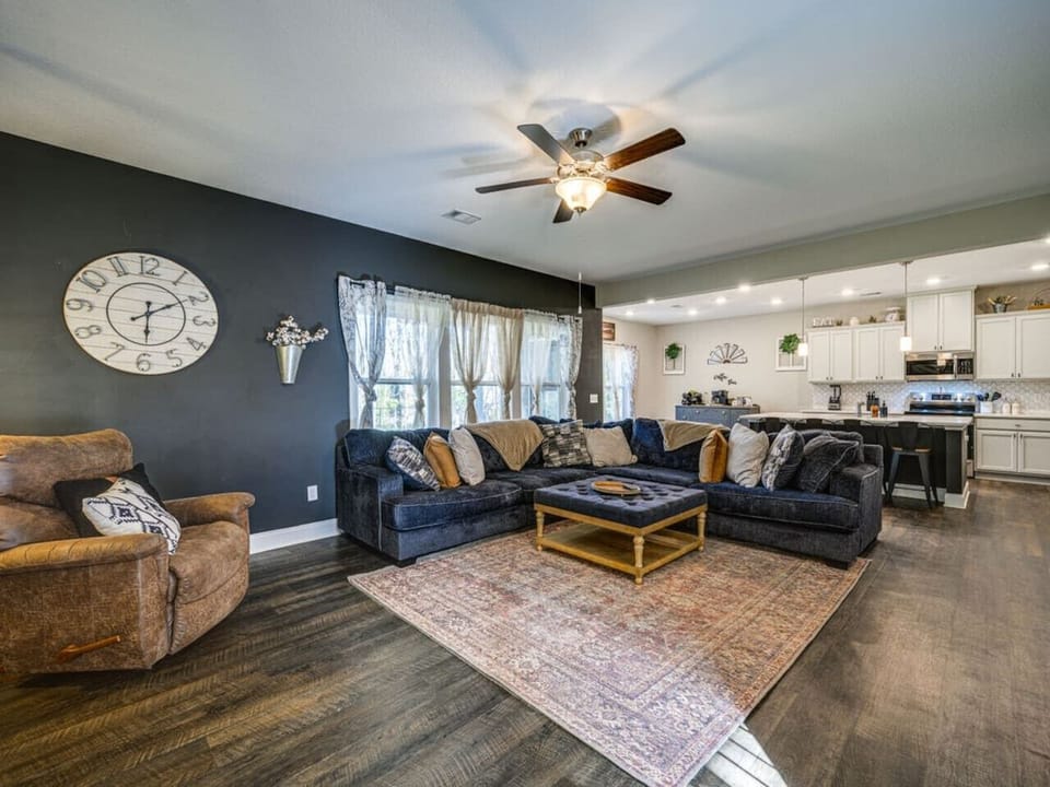 Living Room | Smart TV | Fireplace | Central Air Conditioning/Heat
