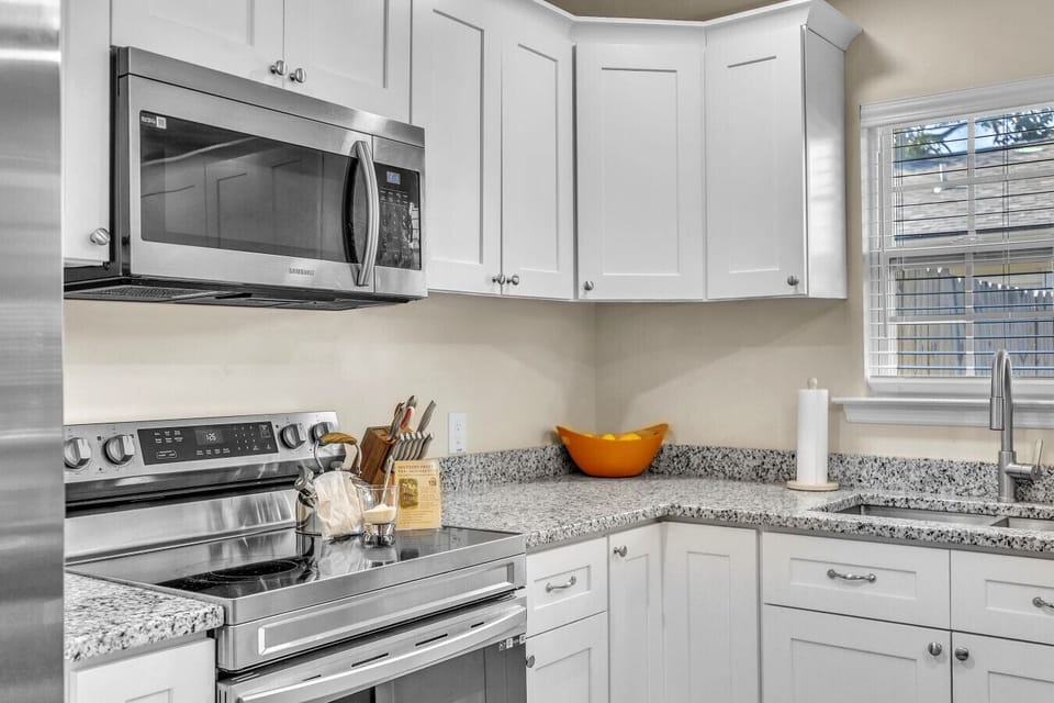 Modern Kitchen | Stainless Steel Appliances, Granite Counters & Fully Stocked for Cooking