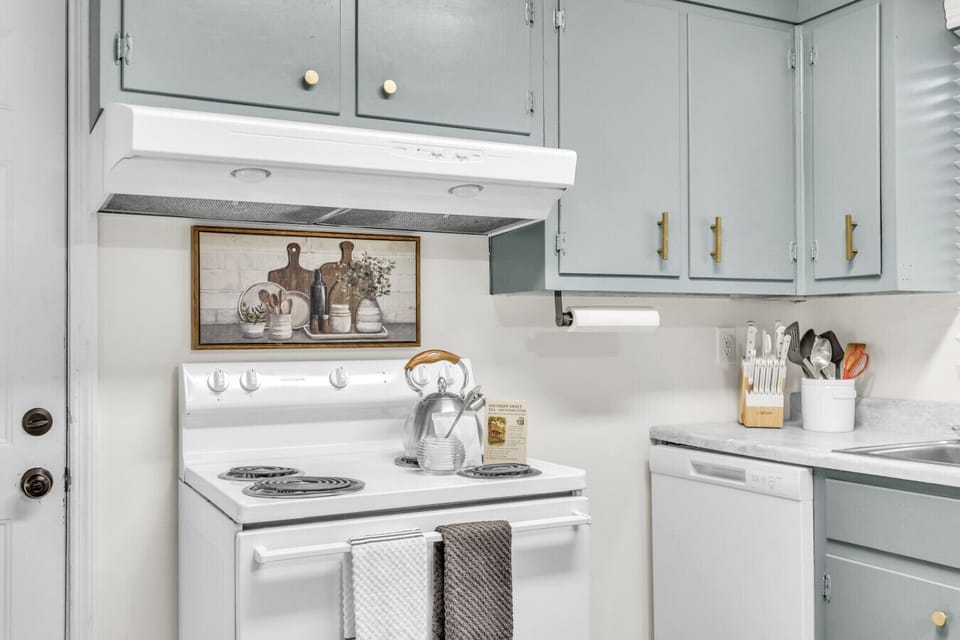 Kitchen & Dining | Full Appliances | Breakfast Bar & Dining Table