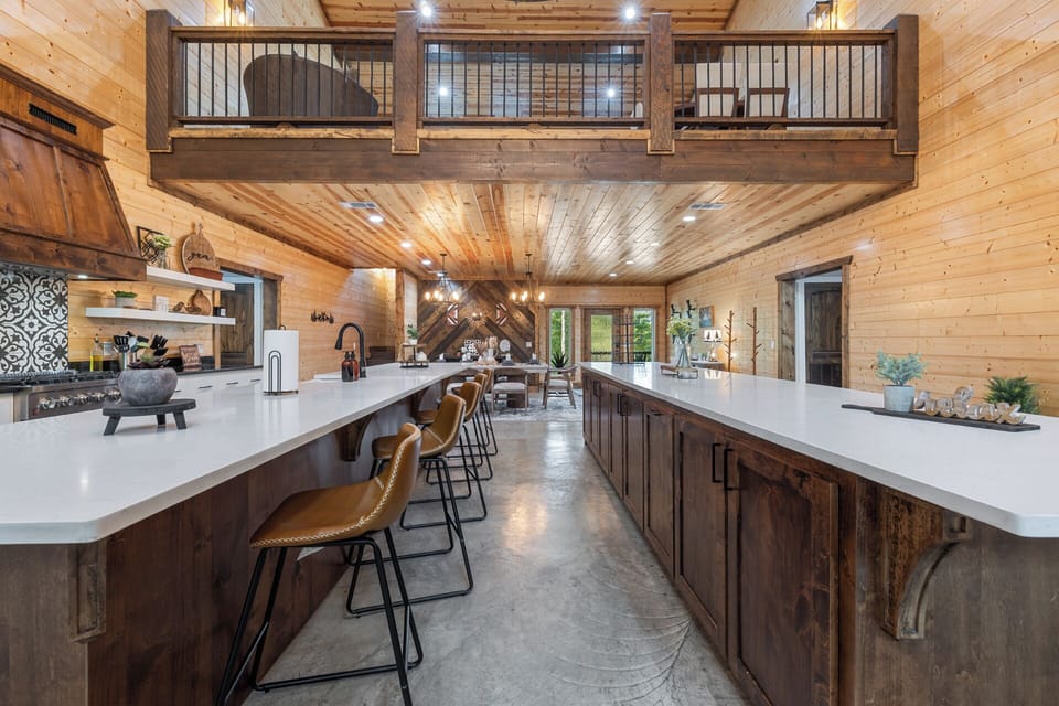 This massive double island setup brings you all the space for group meals, buffet spreads, or sipping coffee while catching up. Gather round and stay a while.