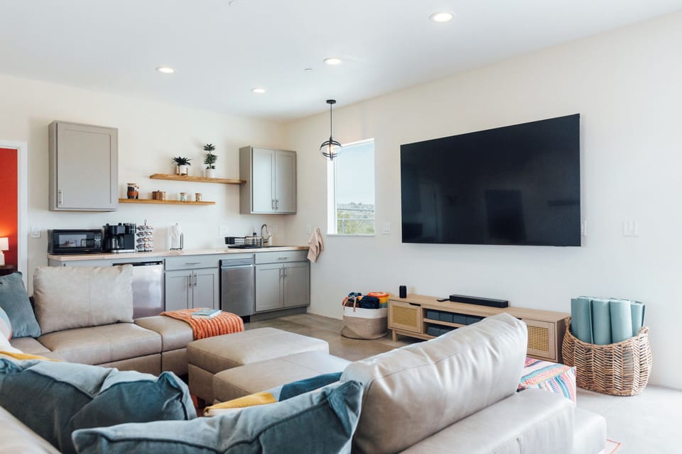 Guesthouse with 85" TV, comfy couch and private kitchenette.