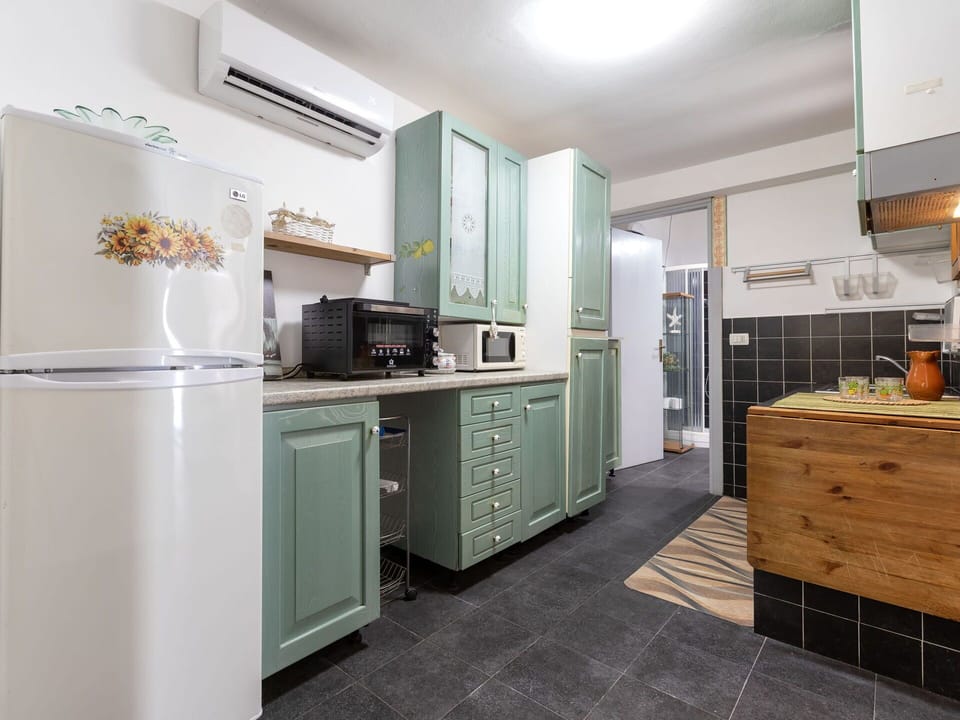 Kitchen, Countertop, Cabinetry, Kitchen Appliance, Furniture, Interior Design, Major Appliance, Flooring, Wood, Ceiling