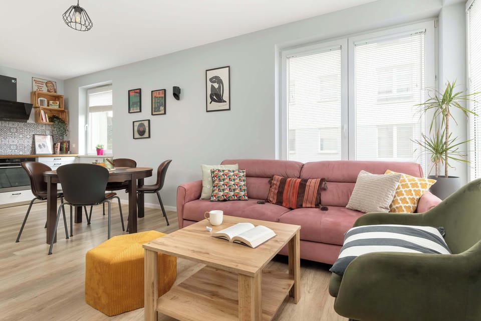 The open space connects the kitchen and living room, offering functionality and everyday comfort.