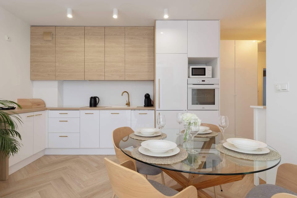 A stylish kitchenette in bright colors with full equipment and work space encourages culinary experiments.