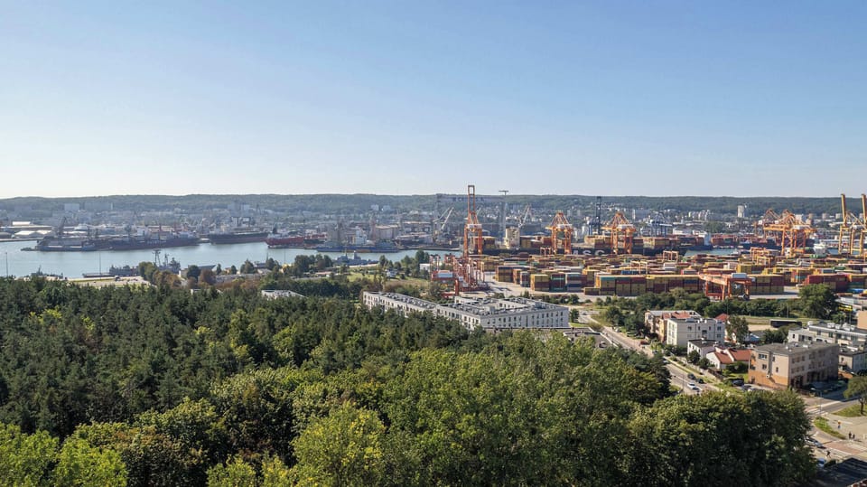 The spectacular bird's-eye view shows the apartment against the backdrop of the bustling port city, with views of green spaces, modern residential neighborhoods and the picturesque city skyline stretching to the horizon.