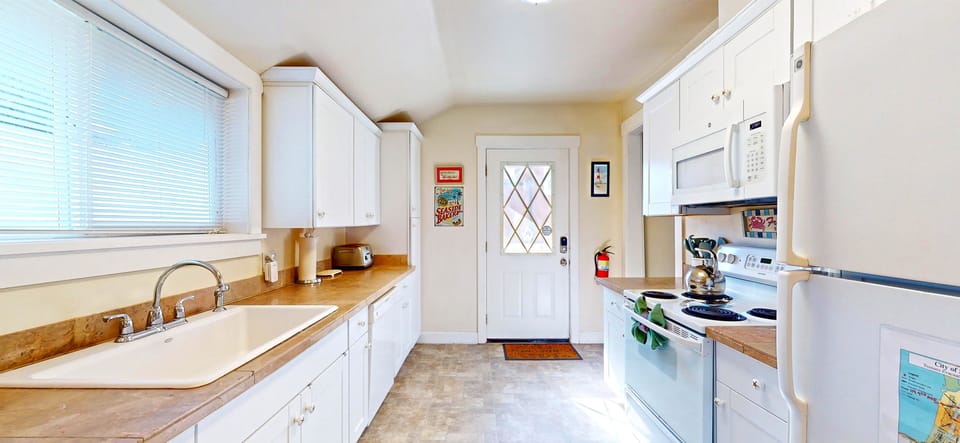 119-9th_0004_119-9th-Kitchen 1