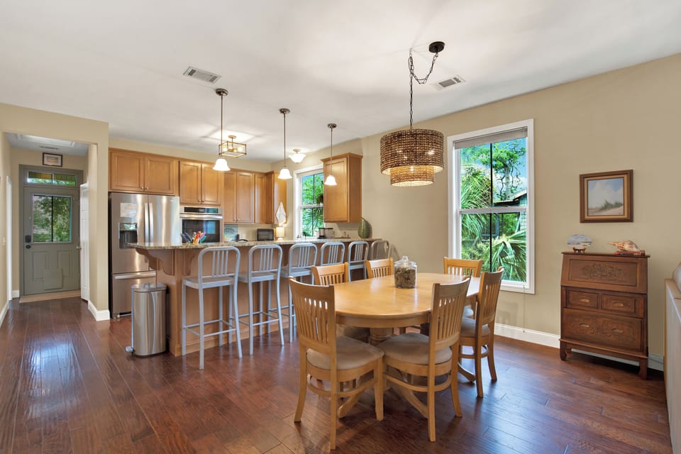 Dining with seating for 6, Bar with seating for 6. 