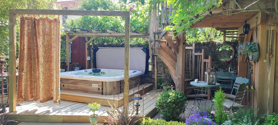Outdoor spa tub