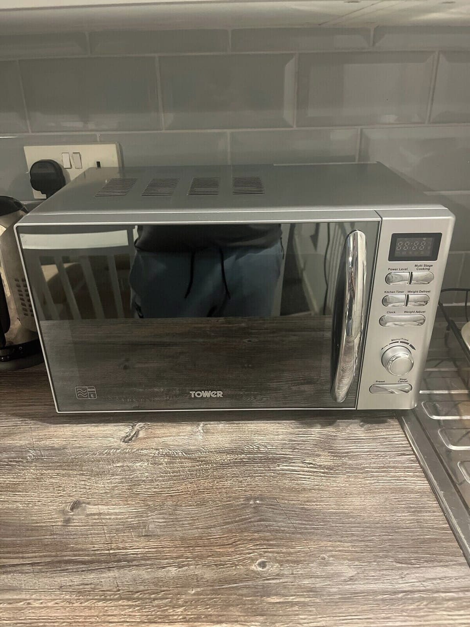 Fully equipped kitchen with microwave and all the essentials to cook your favorite meals