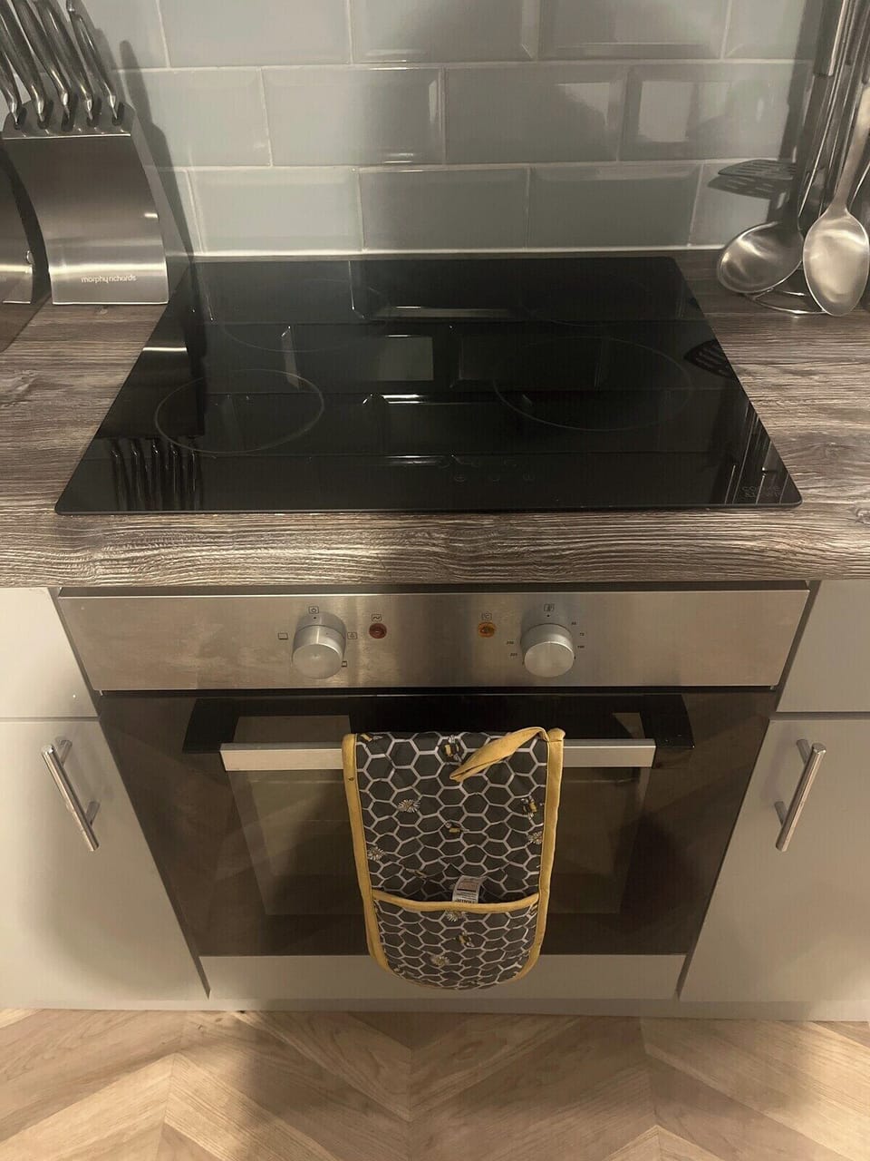 Modern kitchen with built-in oven – ideal for baking, roasting, or home-cooked dinners.