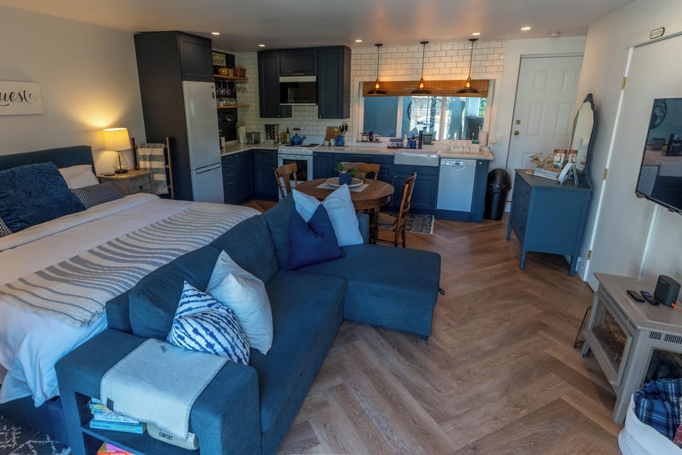 Self-contained studio space, includes full kitchen, laundry & full bathroom.