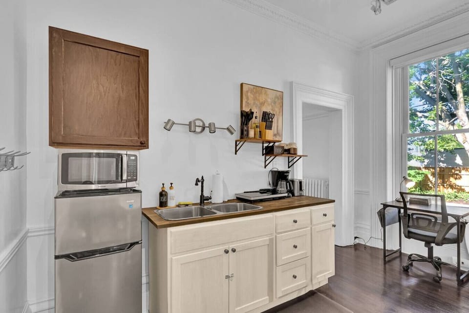 Bright and efficient, this cozy kitchenette has everything you need to feel right at home. Enjoy your morning coffee with abundant natural light.
