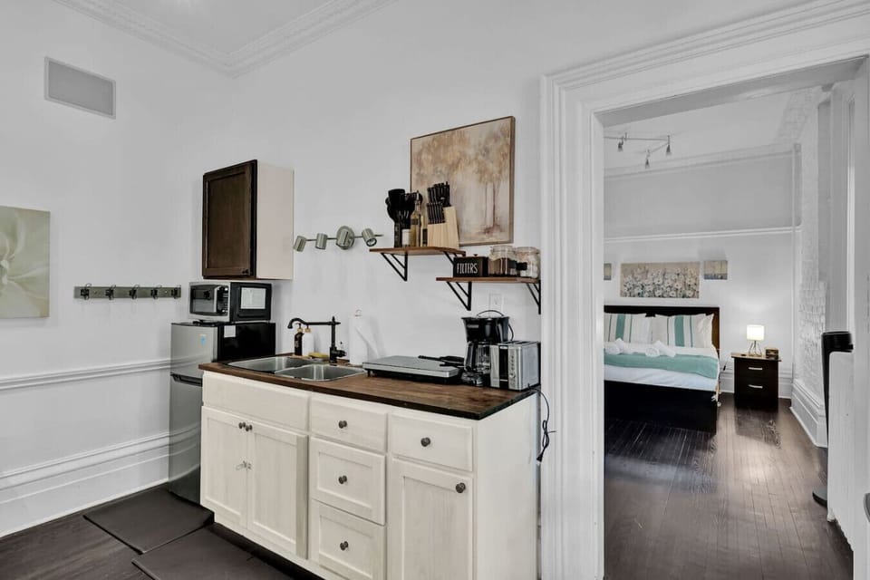 Wake up, brew your coffee, and start your day right from this cozy kitchenette. Fully equipped with the essentials, it’s perfect for quick breakfasts, late-night snacks, or slow mornings before heading out.
