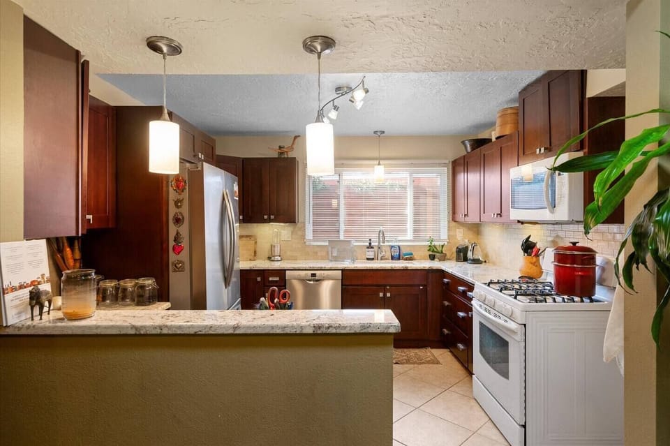 Full Kitchen 