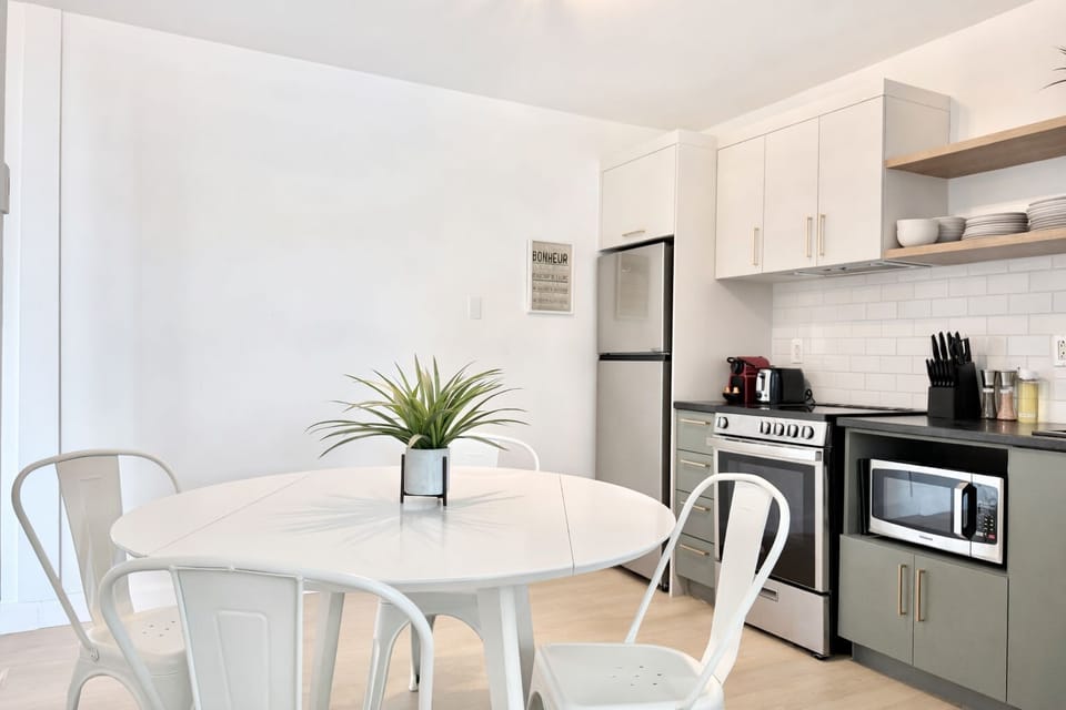 Espace lumineux et aéré avec des appareils modernes et une décoration épurée, parfait pour des aventures culinaires.