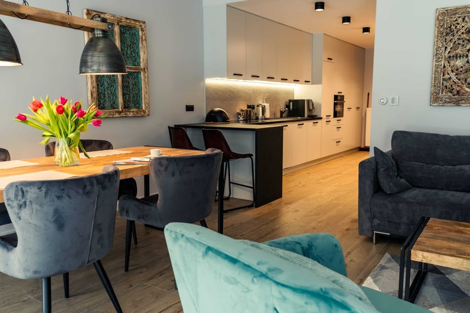 Living room with a fully equipped kitchenette and dining area.