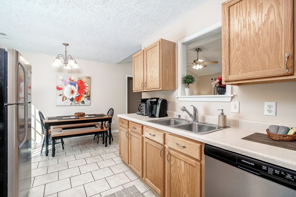 Fully equipped eat-in kitchen with dish washer, keurig, and drip coffee maker