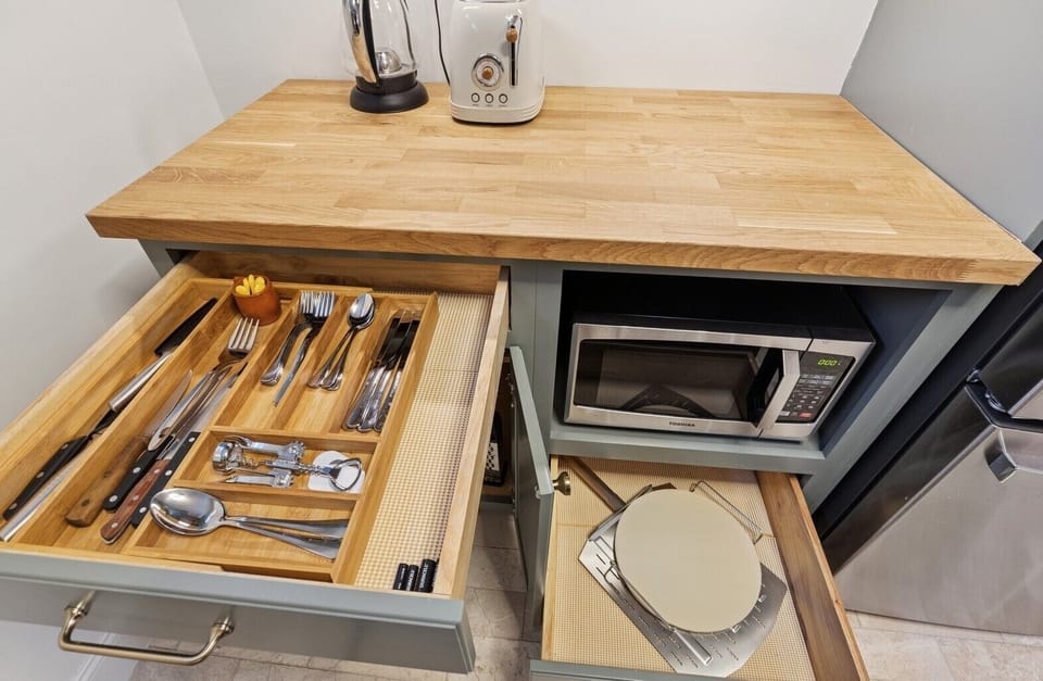 Utensils, Pizza Stone, Microwave, toaster, Hot water kettle