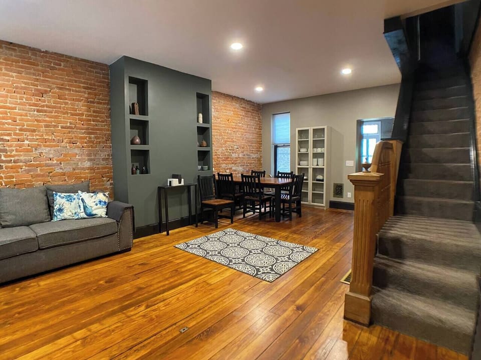 Livingroom into diningroom