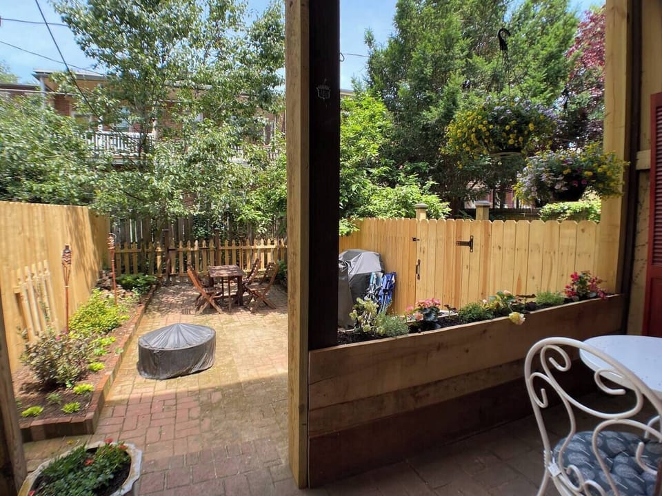 Backyard patio and outdoor cafe nook