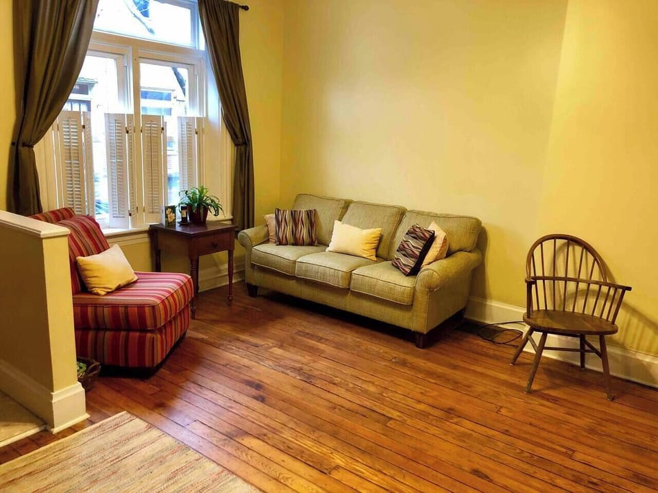 Cozy, bright first floor livingroom 