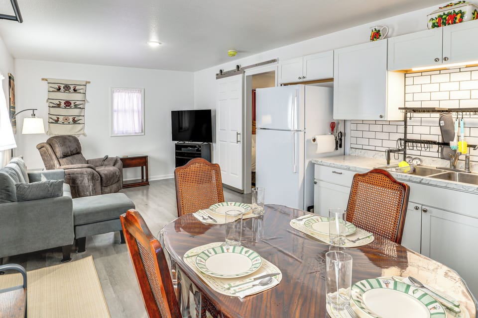 Kitchen | Dining Area | Drip & Single-Serve Coffee Makers | Toaster