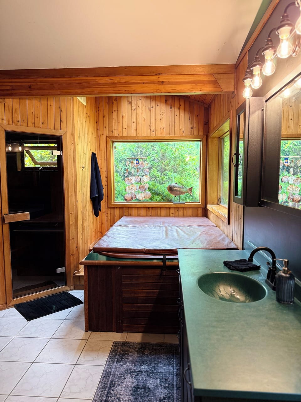 Master Suite Bathroom
Indoor Hot Tub Not operable