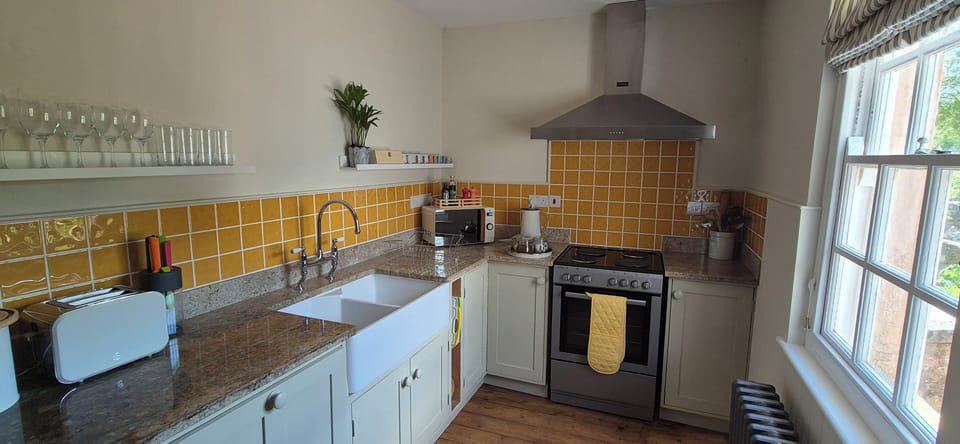 Newly Fitted High Quality Kitchen