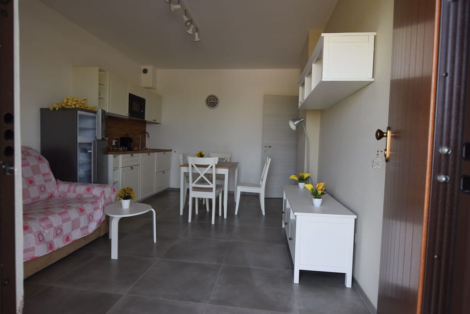 Autumn, Kitchen, Living Room, Spring, Summer