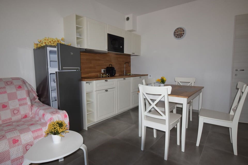 Autumn, Kitchen, Living Room, Spring, Summer