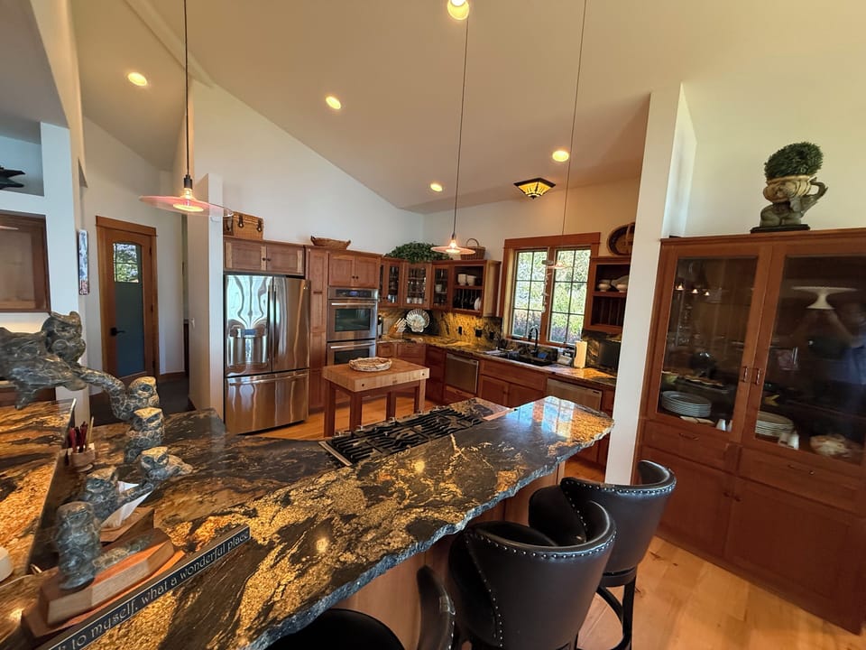 Kitchen breakfast bar