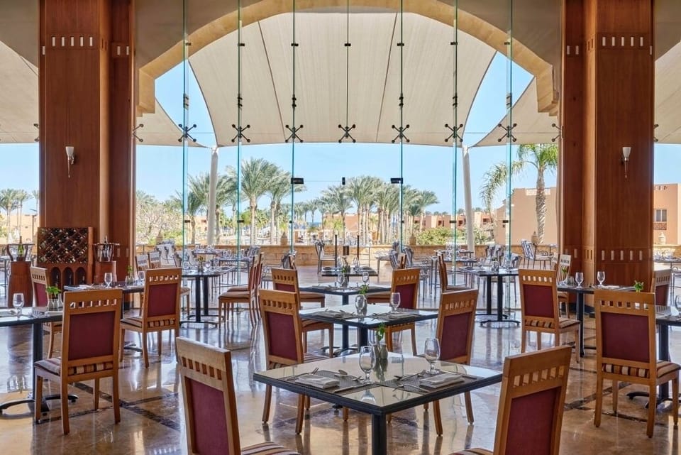 Sip and savor al fresco dinners with palms and sunset breezes.