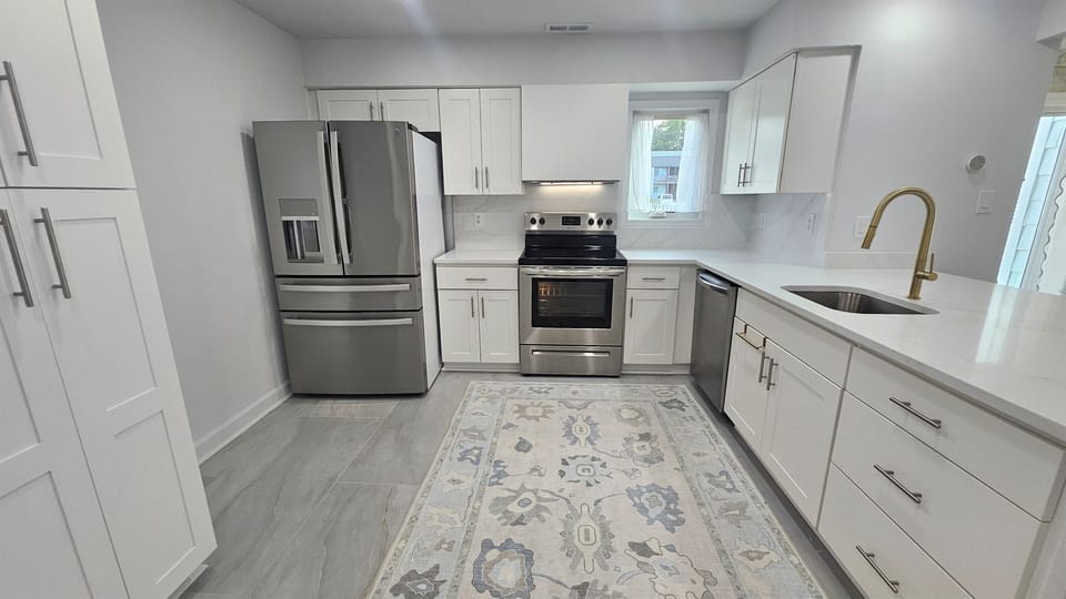 Full Kitchen with Quartz countertops and backsplash
